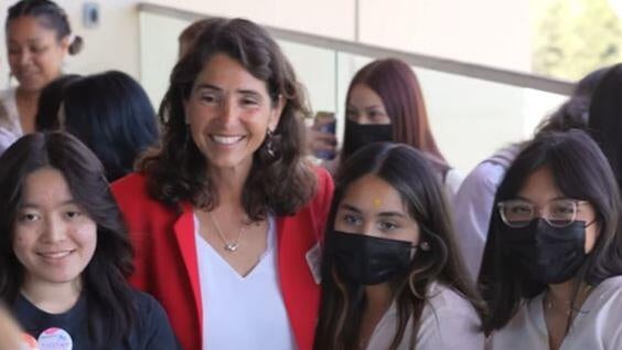 Judge Julia Alloggiamento poses with students attending the Superior Court of Santa Clara County's Young Women’s Power Lunch